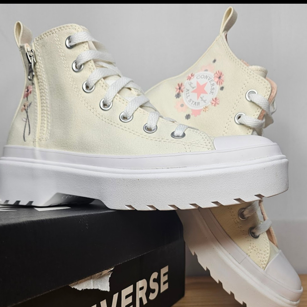 Converse Women's  CTAS Lugged Lift Hit Tops Size 6 Cream  A10268C  NWT